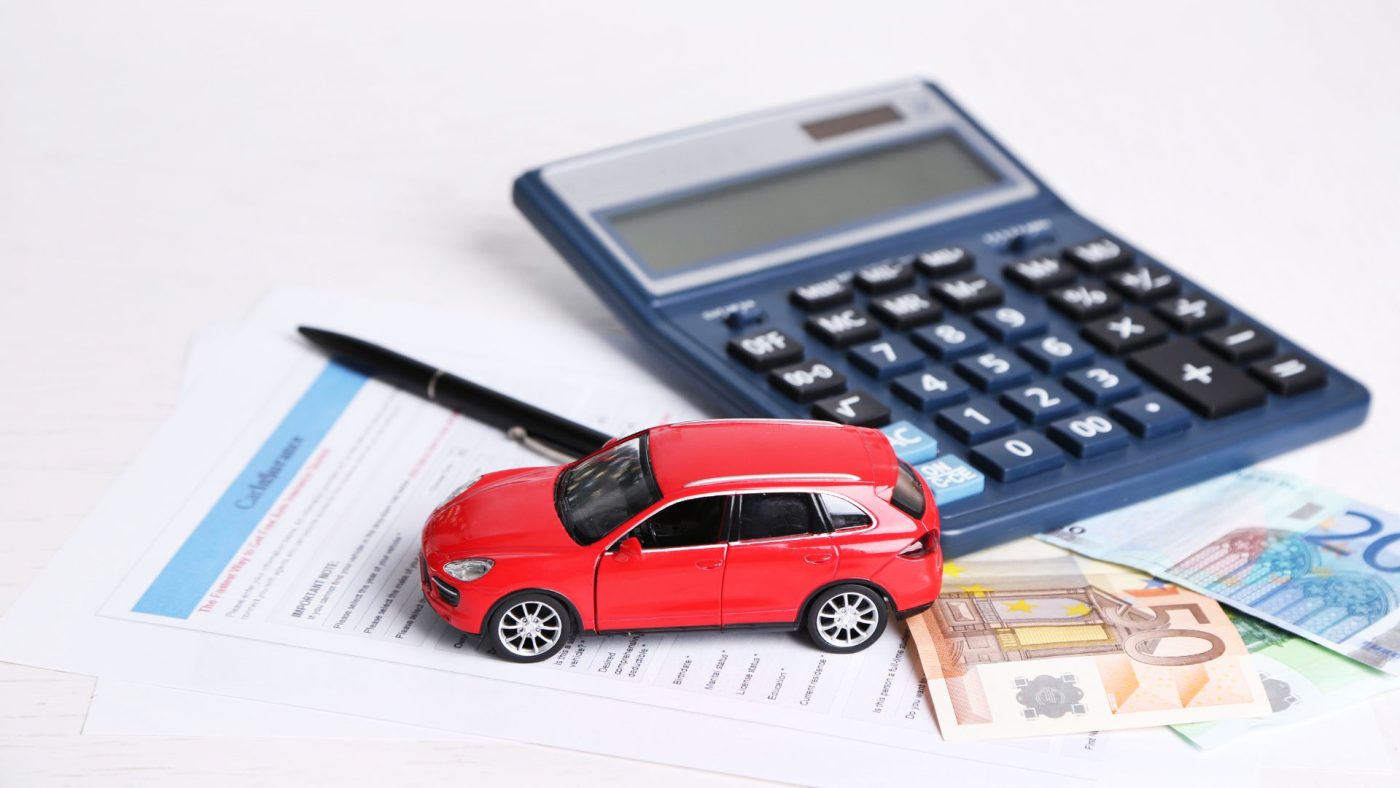 Ostaja varmistaa ajoneuvon ja hakee rahoituksen